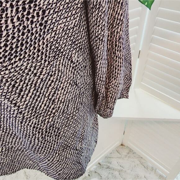 JOIE GEOMETRIC SILK V NECK BLACK /  WHITE SIZE SMALL - Picture 7 of 7